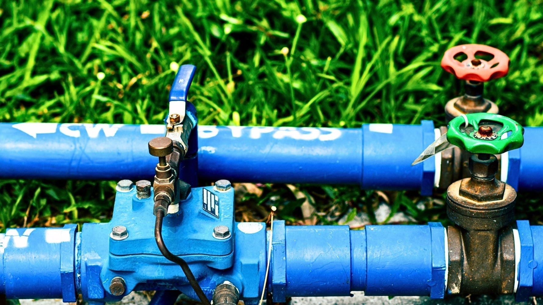 Válvulas instaladas en línea de riego agrícola