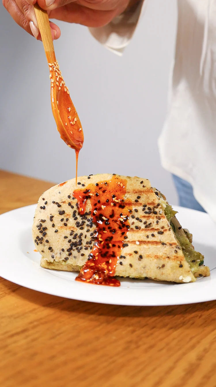 Salsa Macha con aceite de oliva extra virgen, cacahuate, ajonjolí y mezcla de chiles 230g